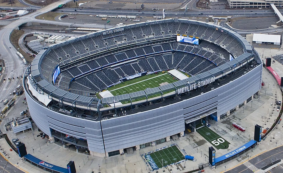 The Mara and Johnson families (MetLife): the owners of the final